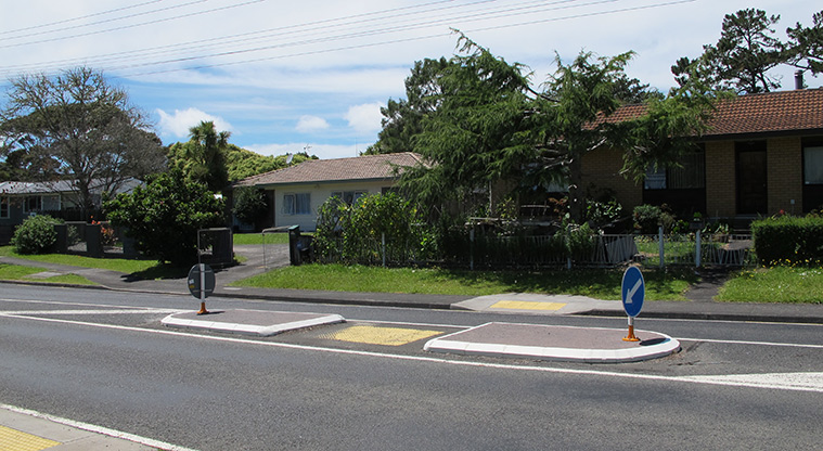 Birdwood Path - Cross Glen Road at the pedestrian refuge