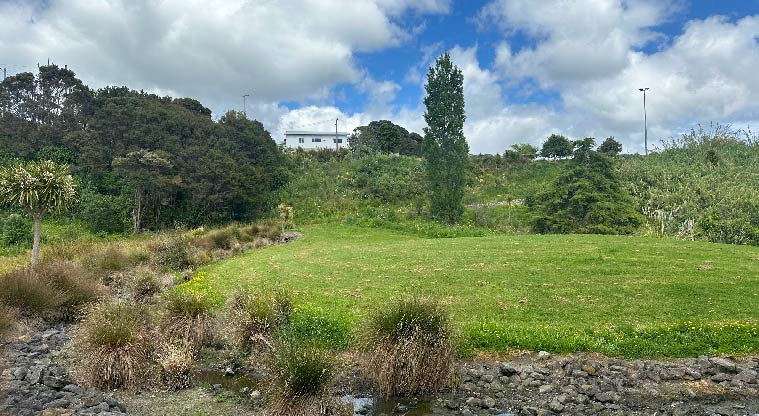 Birkenhead War Memorial Path - Path starting from Recreation Drive.