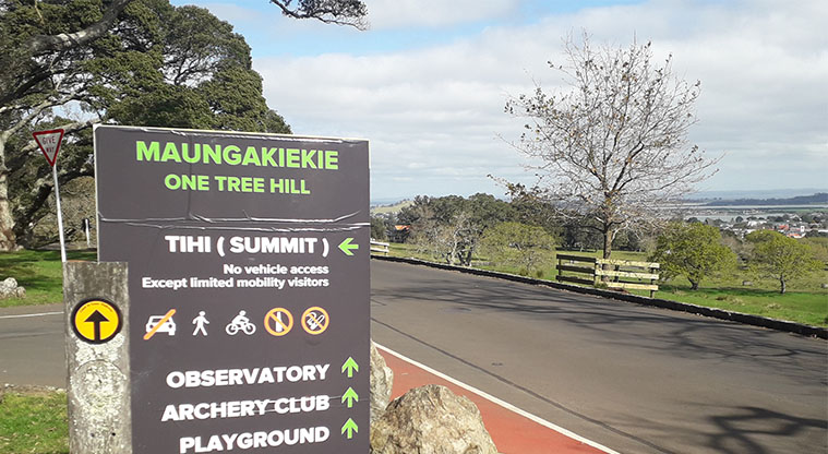 Coast to Coast Path (Cornwall Park to Manukau Harbour) – Sign pointing to the Maungakiekie summit.