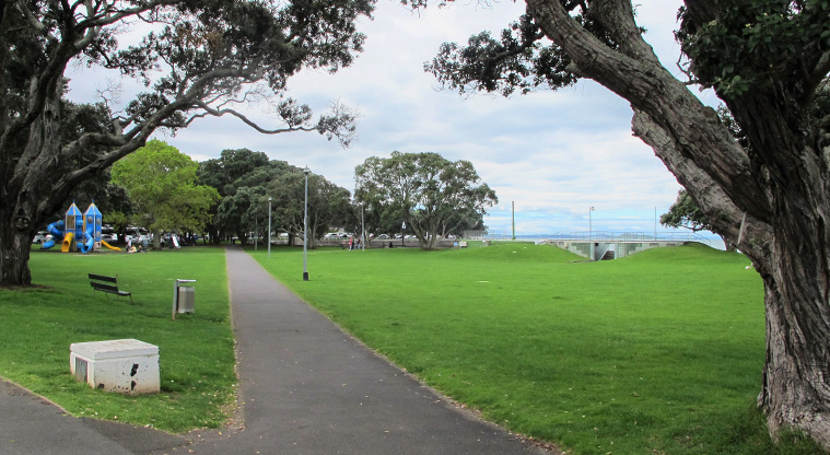 Devonport to Torpedo Bay Path - Path start in Windsor Reserve.