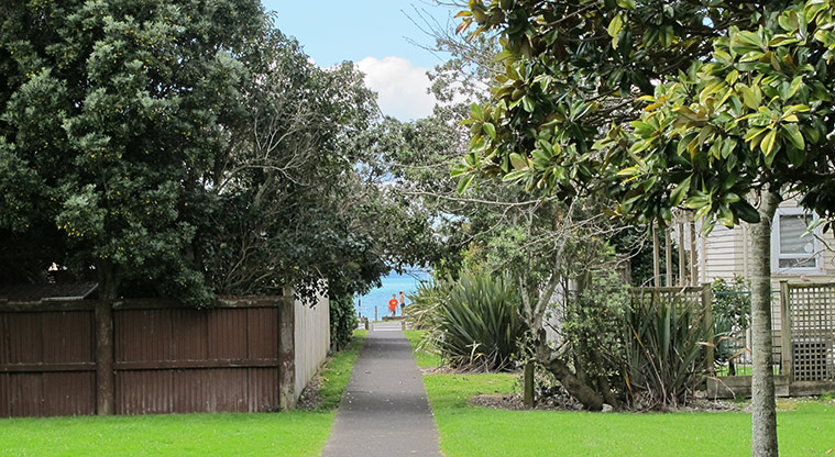 Eastern Beach Path - Access to the beach from Rogers Park