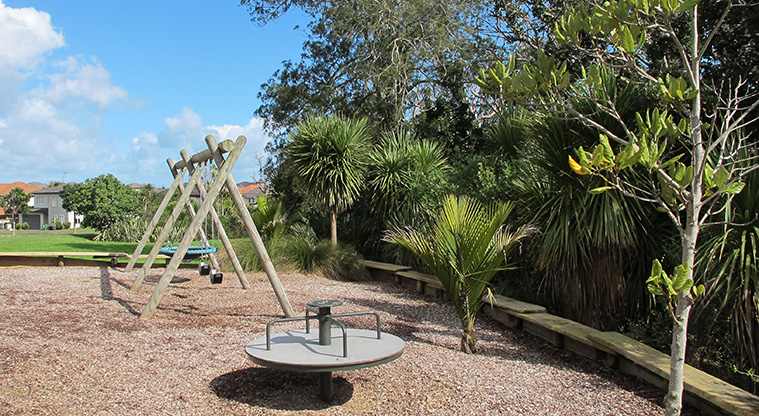 Flat Bush Path - Starting near the playground at Topland Reserve nestled into native bush from Skelligs Drive.