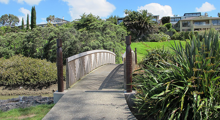 Glendowie Park to Tahuna Torea Path - This bridge crosses over to the start of a steep hill.