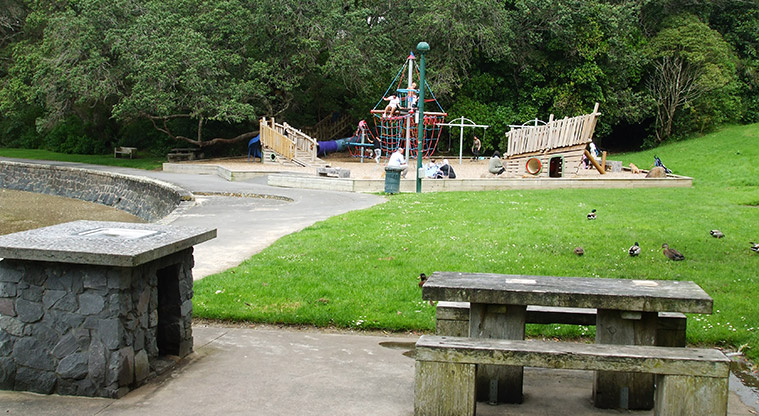Te Ara o Tiriwa / Green Bay Path - Blockhouse Bay playground and seating.