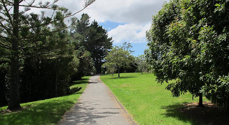 Greenhithe East Path - Wide gravel path