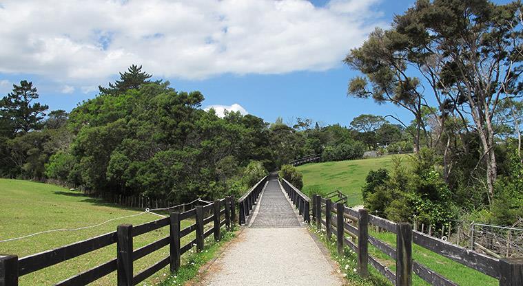 Greenhithe East Path - Path runs alongside the Greenhithe Pony Club