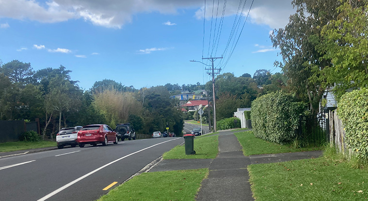 Greenhithe East Path – Stay on the right side of Greenhithe Road