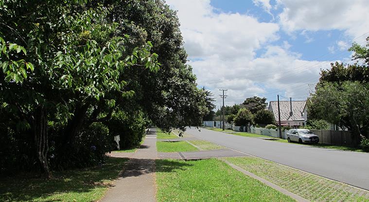 Greenhithe East Path - Turn right off Greenhithe Road and head up Roland Road