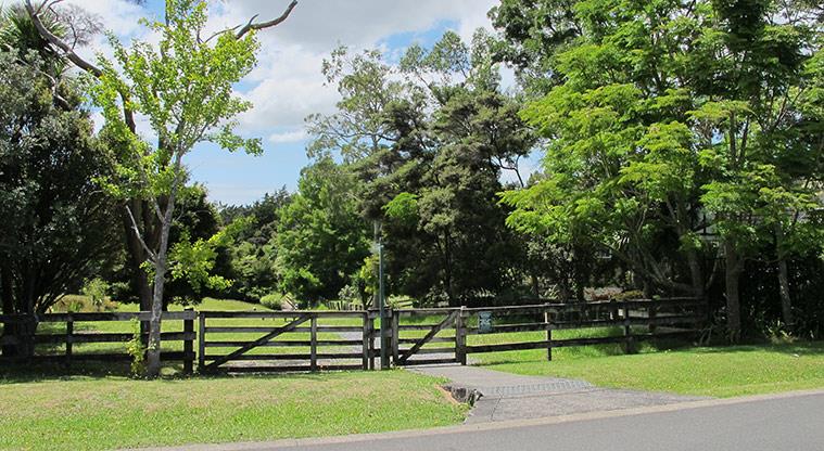 Greenhithe East Path - Follow the path down Roland Road and then enter Churchill Esplanade Reserve
