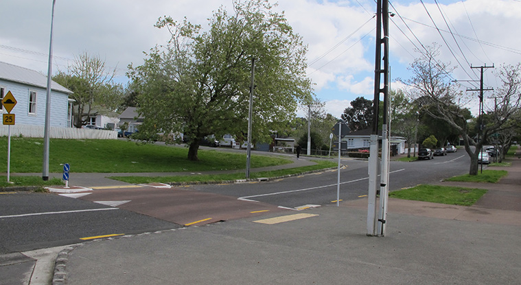 Grey Lynn Greenway Path - Short section of riding on Dryden Street, walk on the footpath.
