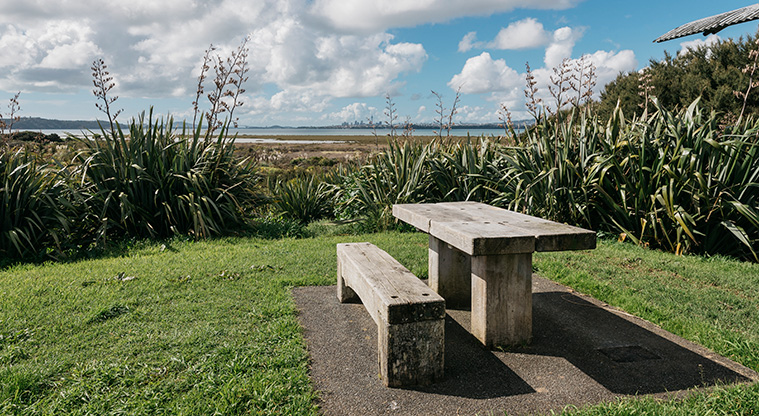 Harbourview - Orangihina Path - Picnic table with a view toward the Waitematā Harbour.