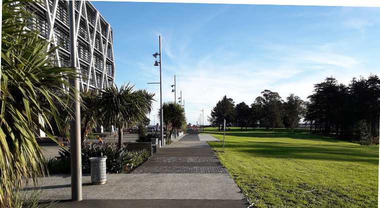 Hayman Park Path - Section of path alongside Manukau Station.