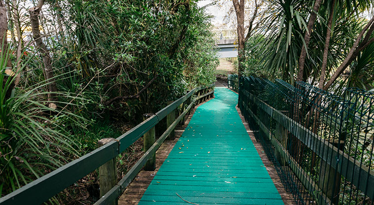 Henderson Creek Path - Alternative path start off Parrs Cross Road.