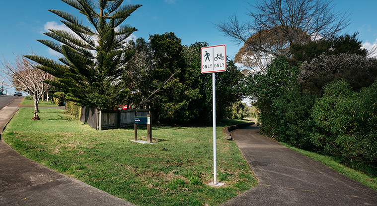 Henderson Loop Path - Path alongside Sherwood Park.