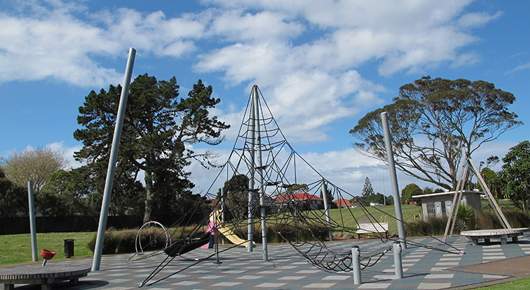 Heron Park Path - Children’s playground.