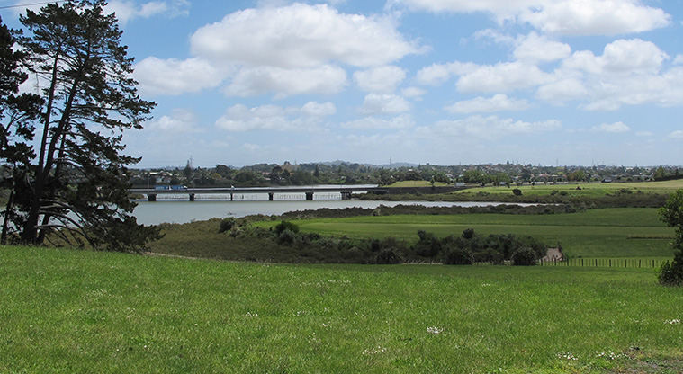 Highbrook South Path - Great views over the Tāmaki River and Ōtara Lake.