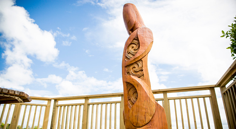 Hobson Bay East Path - Māori carving at viewing platform at the Ōrākei Basin end of the path.