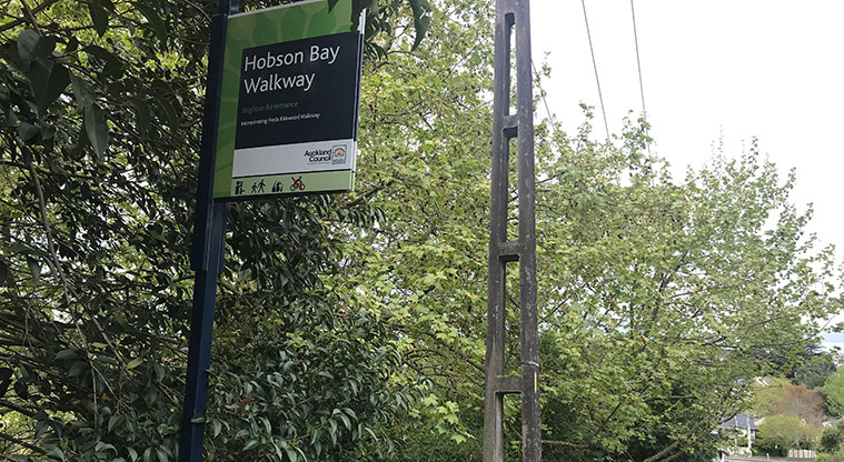 Hobson Bay West Path - Path start from Brighton Road.