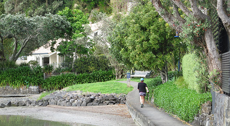 Hobson Bay West Path - Path heading back to Brighton Road.