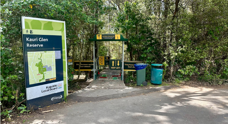 Kauri Glen Path - Entrance to path from Tui Glen Road.