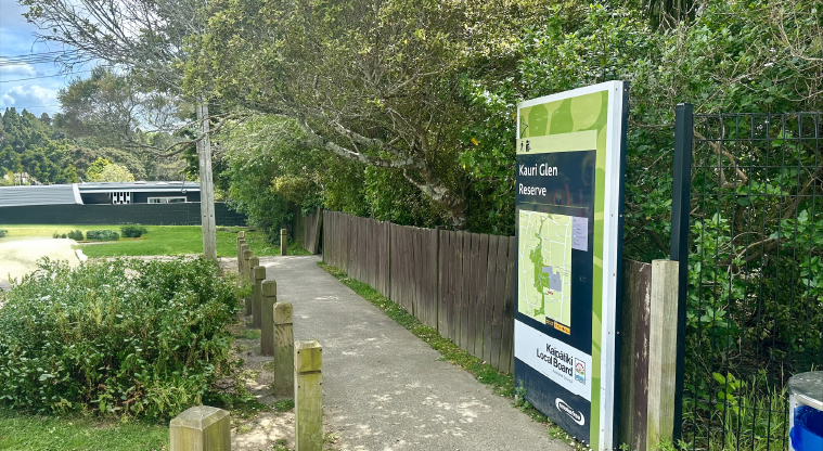 Kauri Glen Path - Entrance to path from Kauri Glen Road.
