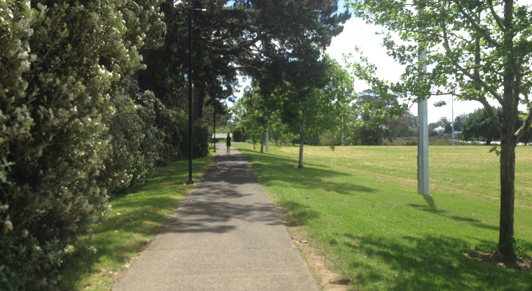 Ken Maunder Path - a typical section of path around the edge of Ken Maunder Park