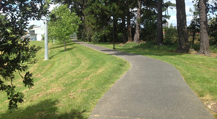 Ken Maunder Path - a typical section of path around the edge of Ken Maunder Park