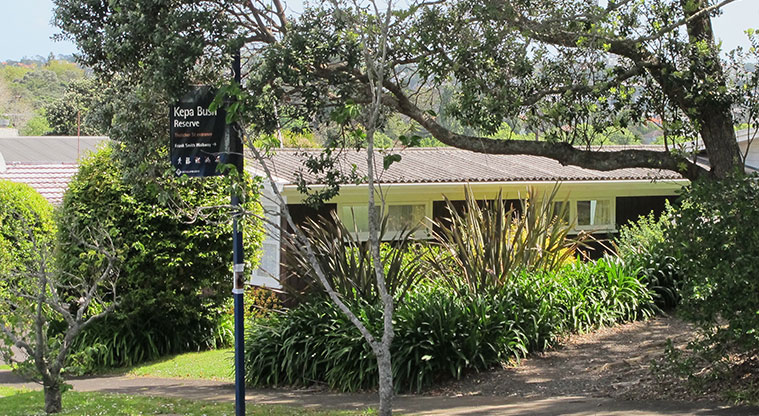 Kepa Bush Path - Thatcher Street entry.