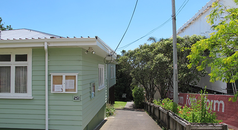 Le Roys Bush Path - Access to Highbury main street.