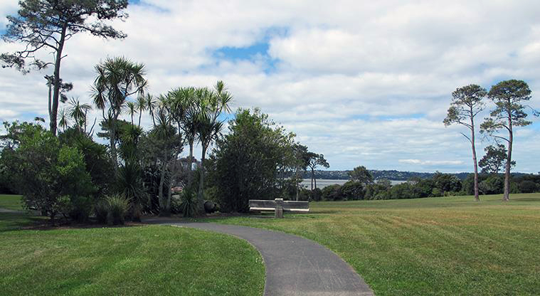 Luckens Reserve Path - Places to sit along the way.