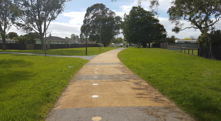 Mangere Centre Path - Section of path through Mascot Park. Photo credit: John Cook.