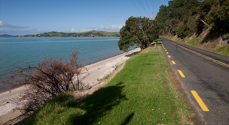 Maraetai Beach Path - Some narrow areas alongside the road: stay on the beach