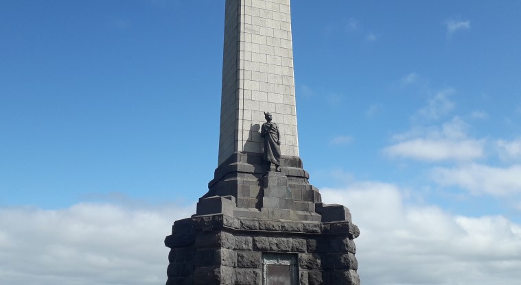 Maungakiekie / One Tree Hill Path - Stone obelisk which marks the top of the tihi.