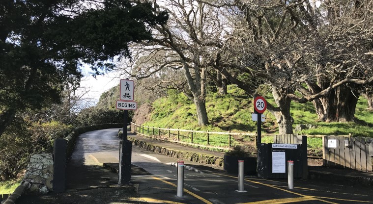 Maungawhau / Mt Eden Path - Entrance to the shared walk/cycleway that leads clockwise to the summit.