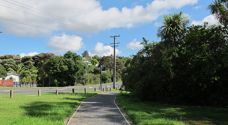 Moire Park Path - Path entry / exit onto Moire Road.