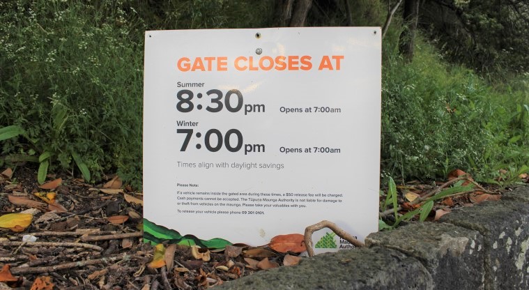 Pukewīwī / Puketāpapa / Mt Roskill Path - Sign with the gate opening and closing times for vehicles.