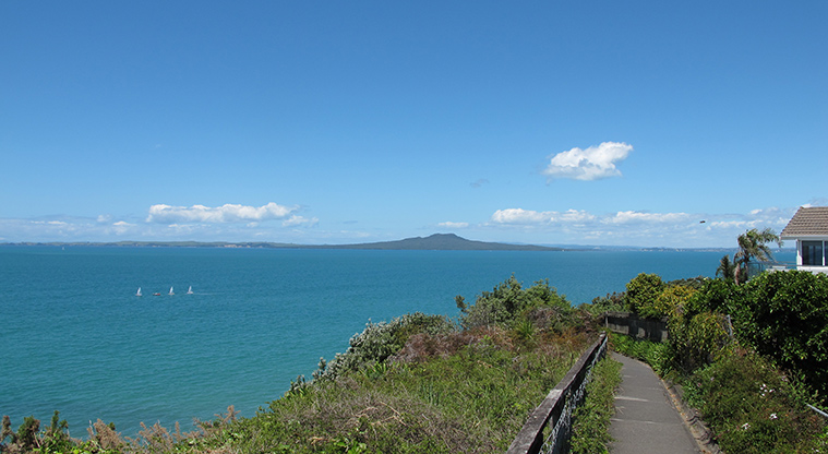 Murrays to Rothesay Bay Path - Clifftop path and views to Rangitoto Island.