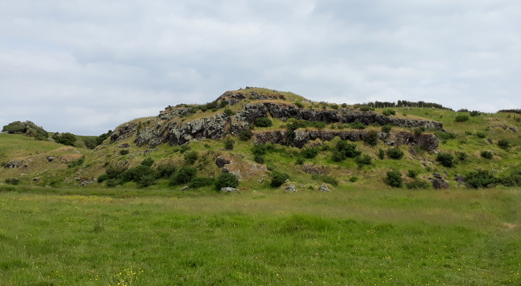 Māngere Foreshore Path - A view of Ōtuataua Stonefields Reserve at the end of the path (walking).