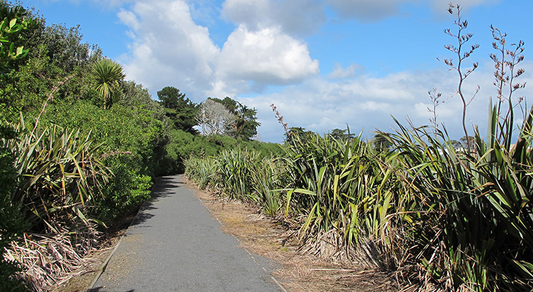 Māngere Lagoon Path - A typical section of gravel path.