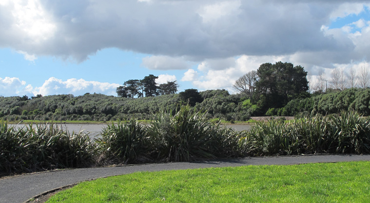 Māngere Lagoon Path - The path is flat most of the way.