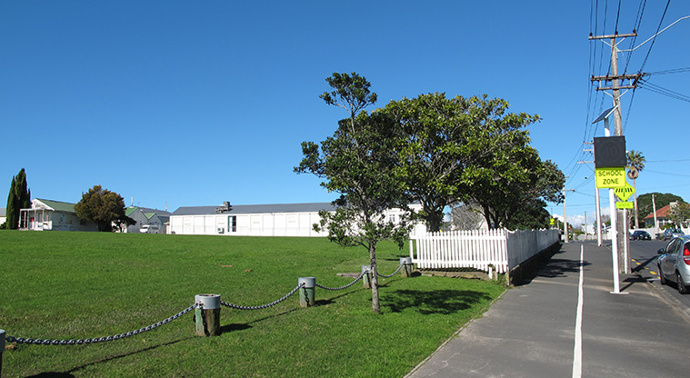 Narrow Neck to Devonport Path - A typical section of the path up the hill towards Fort Takapuna.