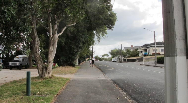 Maungaukia / North Head Path – Start of the path on Cheltenham Road.