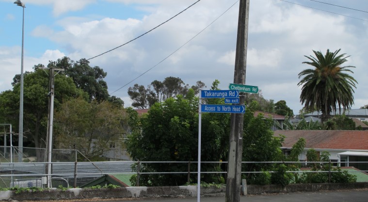 Maungaukia / North Head Path – Sign pointing right, directing you up Takarunga Road.