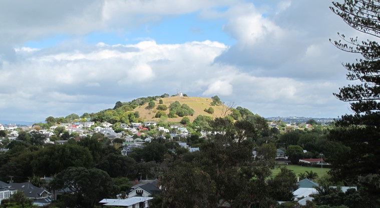 Maungaukia / North Head Path – Views north to Takarunga / Mt Victoria.