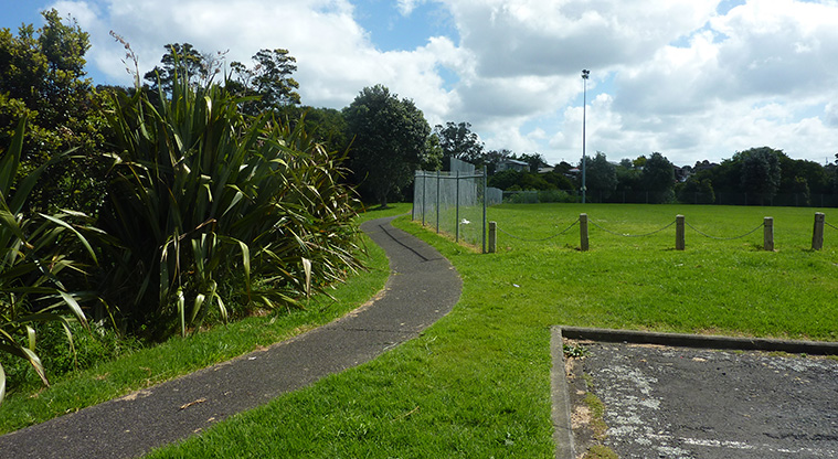 Oakley Creek Path – The start of the path from the car park at Phyllis Reserve.