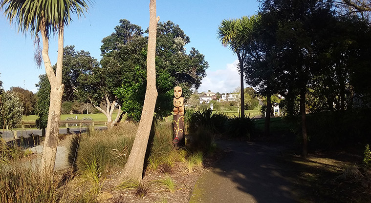 Onepoto Path - Māori carving.