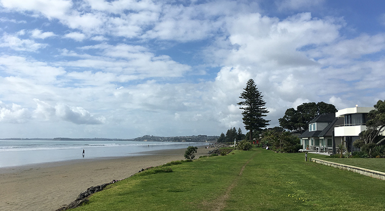 Ōrewa Beachfront Path - Unpaved track at the northern end of the beach.