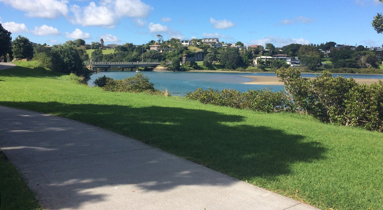 Te Ara Tahuna / Ōrewa Estuary Path - A typical section of the path looking back over the estuary.
