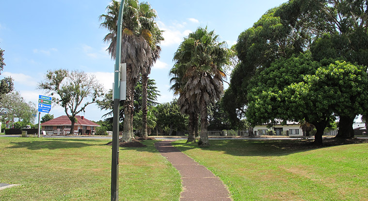 Ōtara Path - Path start from Otamariki Reserve.