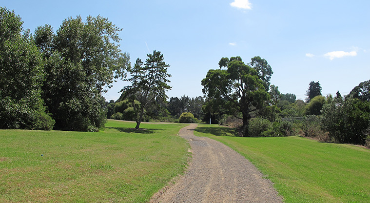 Ōtara Path - Path running next to the Ōtara Creek.